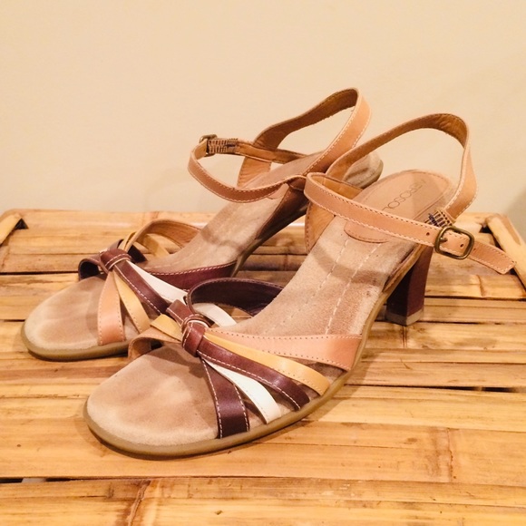 AEROSOLES Retro Leather Sandals - Picture 4 of 8